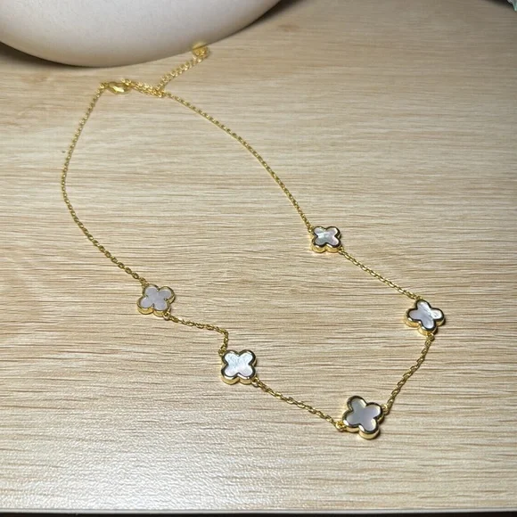 Gold Necklace with 5 Mother of Pearl Clover Pendants EVRY JEWELS - Picture 2 of 8